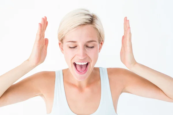 Mulher loira feliz gritando com as mãos para cima — Fotografia de Stock