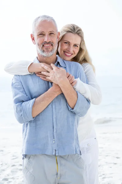 Couple se serrant dans ses bras à la plage — Photo