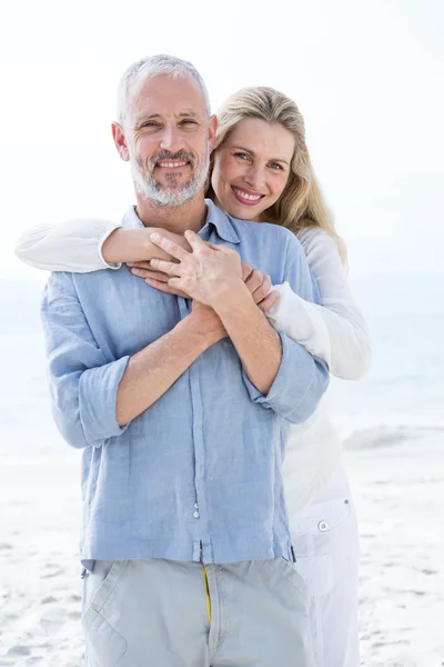 Pareja abrazándose en la playa —  Fotos de Stock