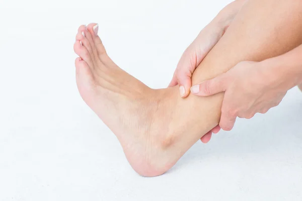 Donna con dolore alla caviglia — Foto Stock