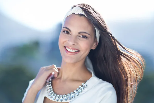 Mulher linda sorrindo para a câmera — Fotografia de Stock