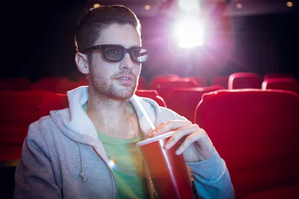 Joven hombre viendo una película 3d — Foto de Stock