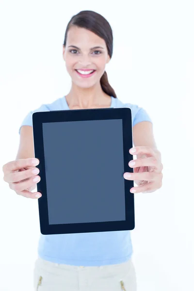 Lachende vrouw toont haar Tablet PC camera kijken — Stockfoto