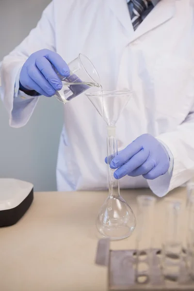 Científico haciendo experimentos en frasco —  Fotos de Stock
