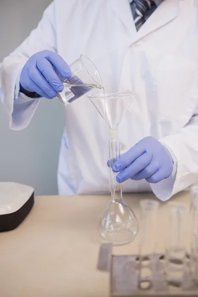 Scientist doing experimentations in flask — Stock Photo, Image