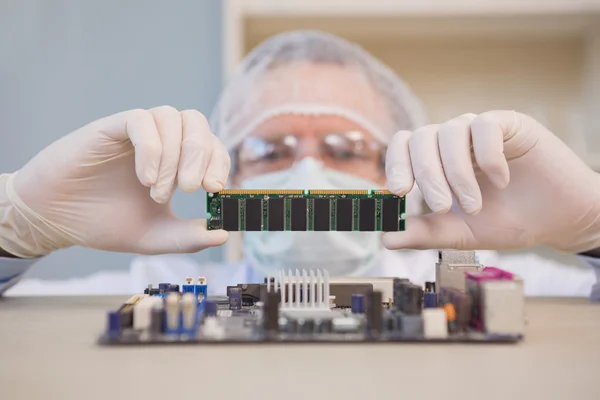 Ingenieur arbeitet an kaputtem CPU — Stockfoto