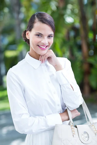 Mujer bonita sonriendo a la cámara — Foto de Stock