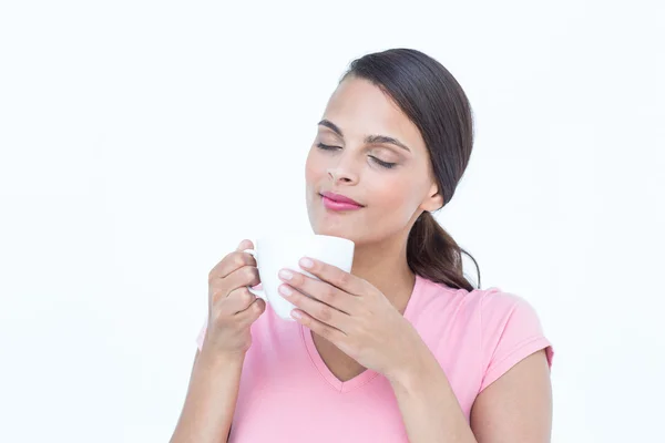 Mulher bonita cheirando seu café — Fotografia de Stock