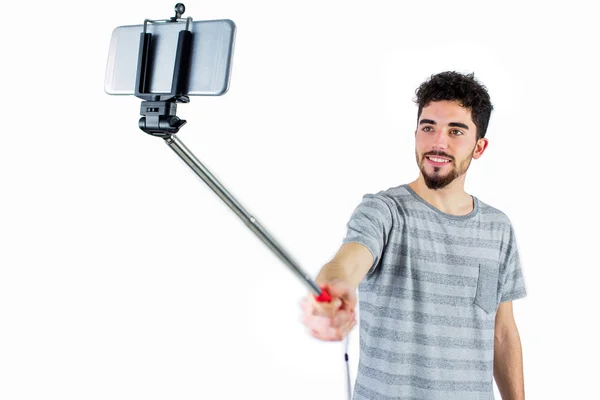 Homme décontracté utilisant un selfie stick — Photo