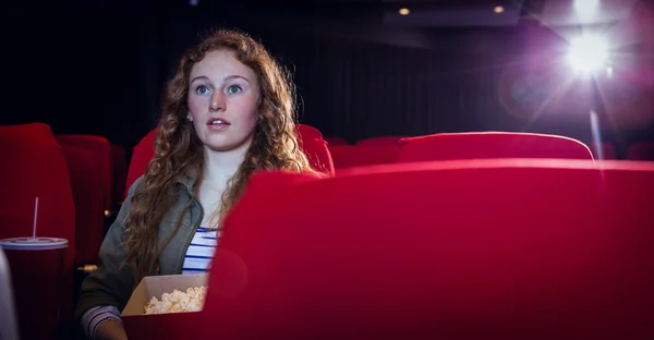 Молодая женщина смотрит фильм — стоковое фото