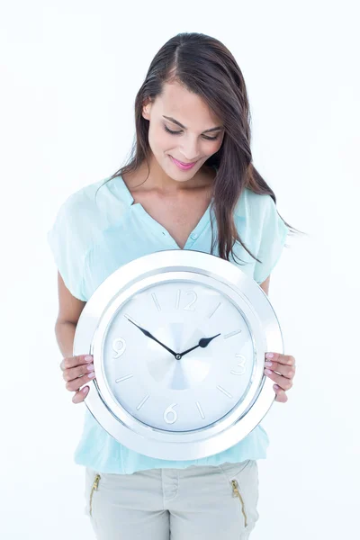 Hermosa mujer sosteniendo un reloj — Foto de Stock