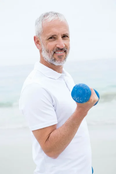 Fit man lifting dumbbells — Stock Photo, Image