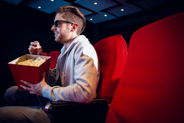 Young man watching a 3d film — Stock Photo, Image