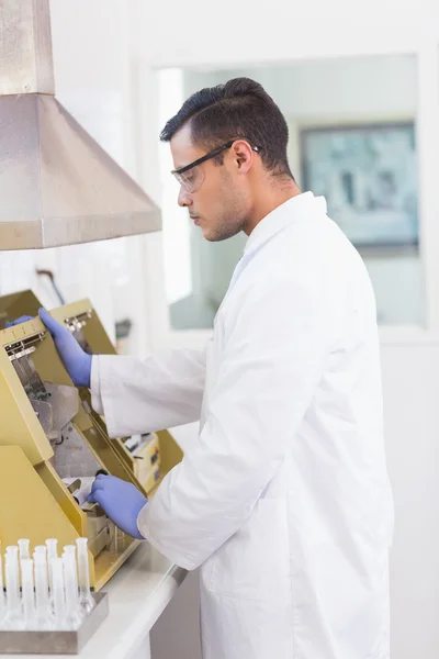 Scientist using technology for research — Stock Photo, Image