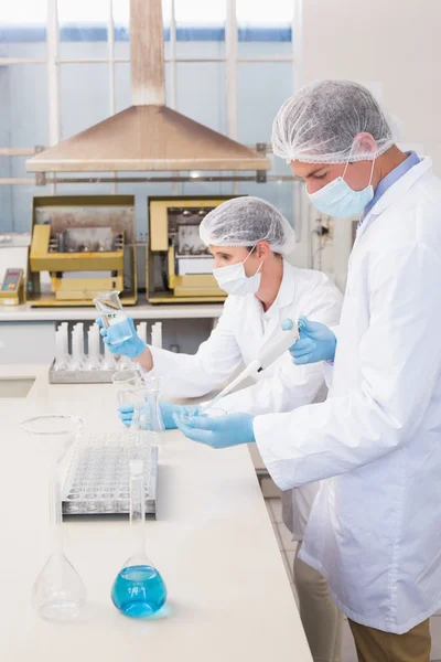 Scientists working with petri dish and test tube — Stock Photo, Image