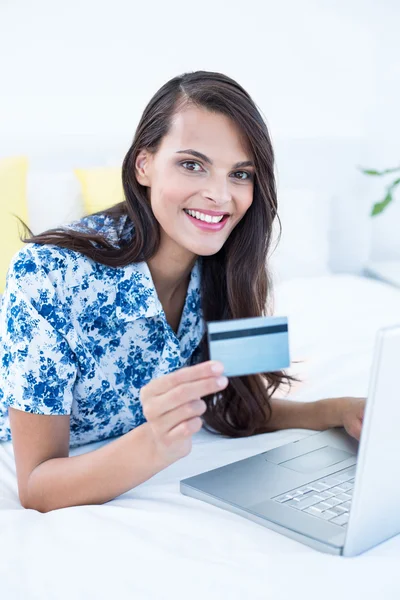 Morena bonita fazendo compras online — Fotografia de Stock