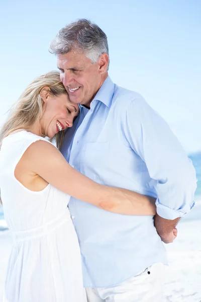 Couple hugging each other at the beach — Stock Photo, Image