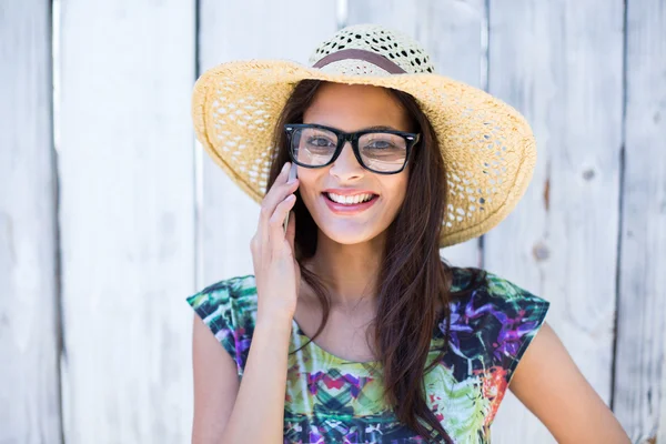 Usmíval se, krásná brunetka mluvit o telefonu — Stock fotografie