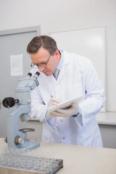 Científico analizando microscopio — Foto de Stock