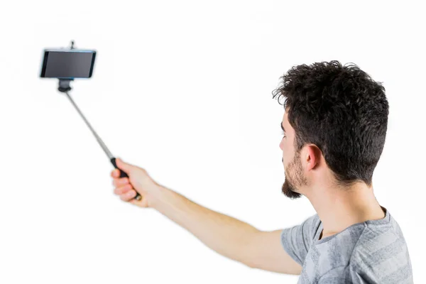 Casual homem usando uma vara selfie — Fotografia de Stock