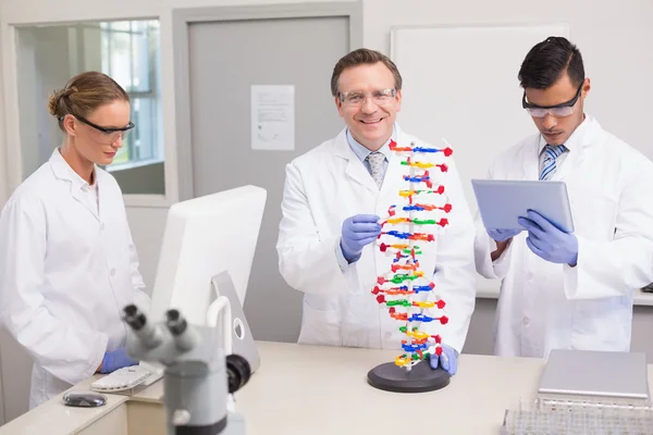 Wissenschaftler arbeiten zusammen — Stockfoto