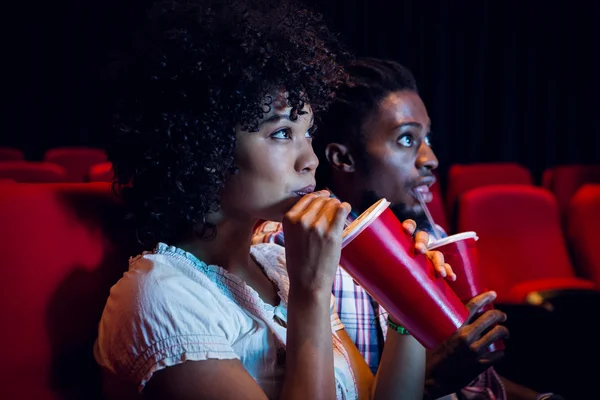 Genç çift bir film izlerken — Stok fotoğraf