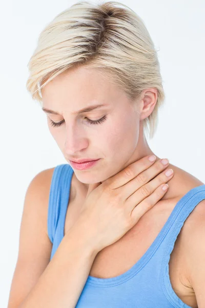 Гарненька жінка страждає від болю в горлі — стокове фото