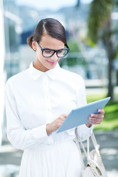 Vacker kvinna med sin TabletPC — Stockfoto