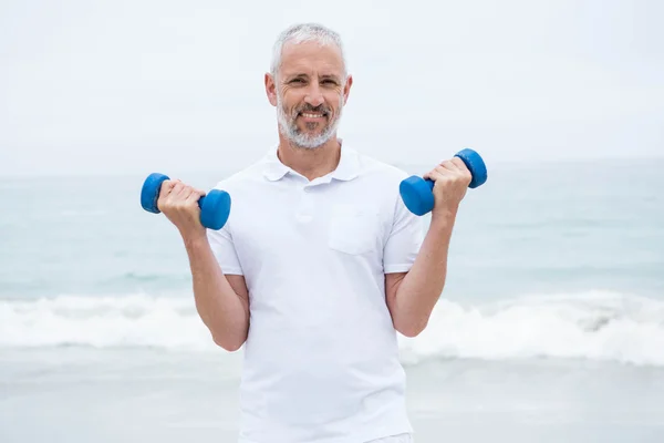 Fitter Mann beim Hantelheben — Stockfoto