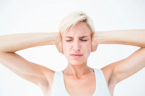 Verärgerte Frau verdeckt ihre Ohren — Stockfoto