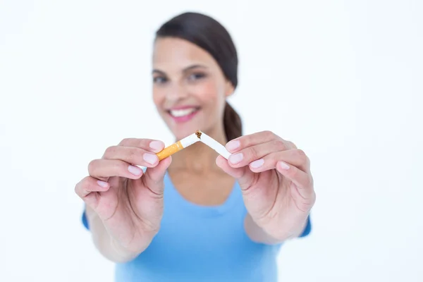 Mulher feliz quebrando um cigarro — Fotografia de Stock