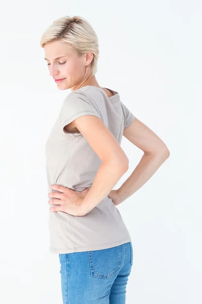 Mulher loira sofrendo de dor nas costas — Fotografia de Stock