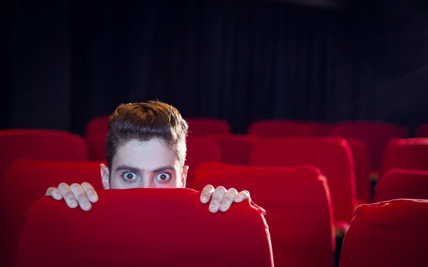 Mladý muž sleduje děsivý film — Stock fotografie