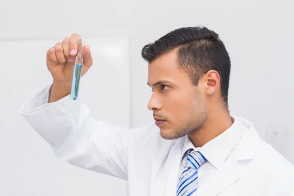 Focus scientist looking at blue precipitate — Stock Photo, Image