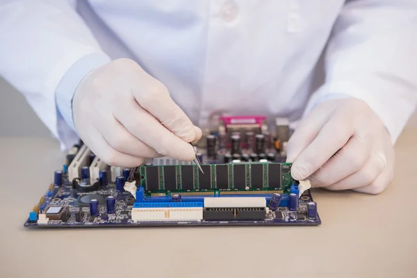 Ingegnere che lavora sulla CPU rotta — Foto Stock