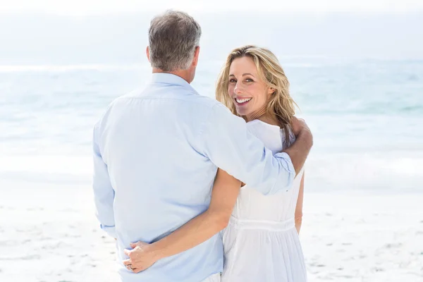 Pareja de pie junto a los brazos del mar alrededor —  Fotos de Stock