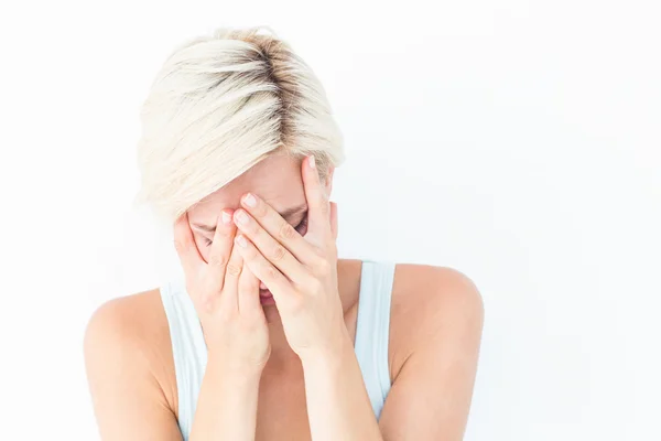 Triest blonde vrouw huilen met hoofd op handen — Stockfoto