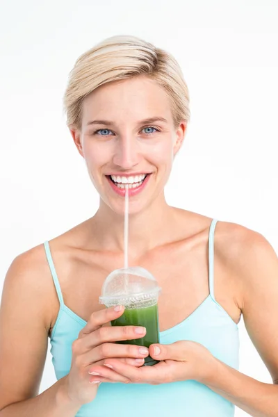 Aantrekkelijke blonde drinken groene SAP — Stockfoto