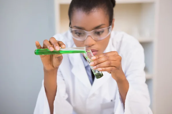 Científico concentrado haciendo experimento científico — Foto de Stock