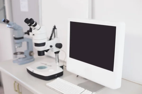 Mikroskop ve bilgisayar — Stok fotoğraf