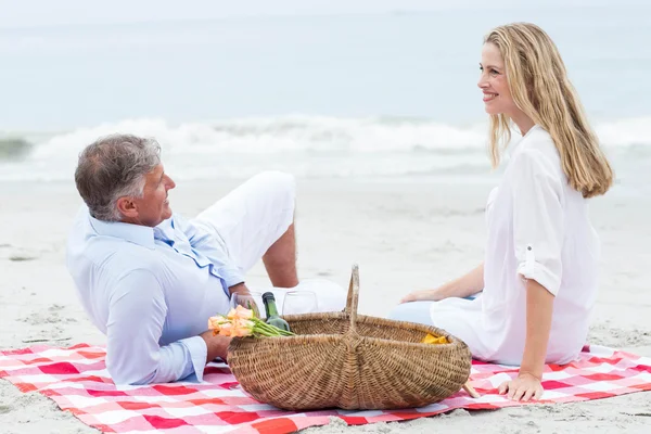 Casal feliz fazendo piquenique — Fotografia de Stock