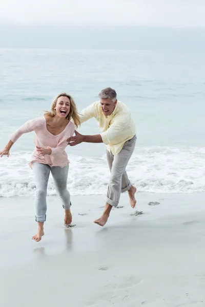 Glückliches Paar, das zusammen Spaß hat — Stockfoto