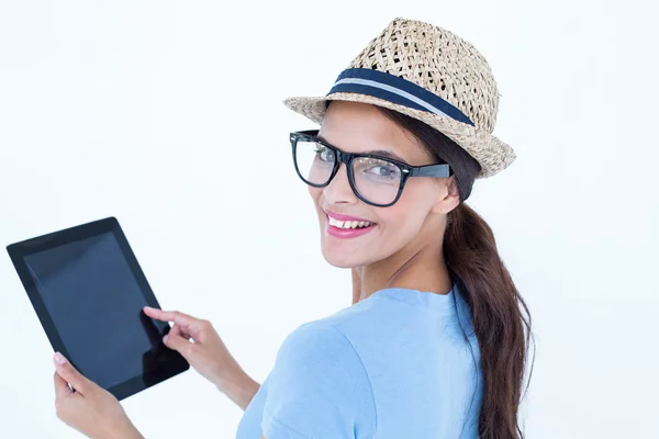 Sorridente donna utilizzando il suo tablet guardando la fotocamera — Foto Stock