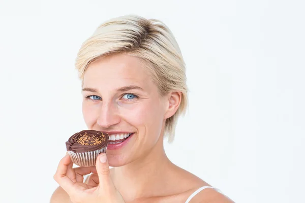 Aantrekkelijke vrouw eten muffin — Stockfoto