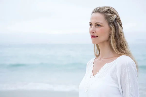 Femme blonde souriante à la plage — Photo