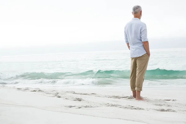 Doordachte man die door de zee — Stockfoto