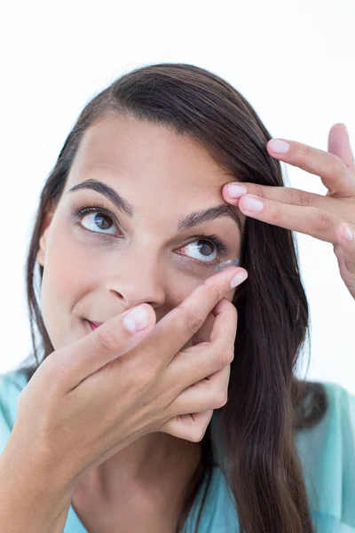 Bella donna che applica la lente a contatto — Foto Stock