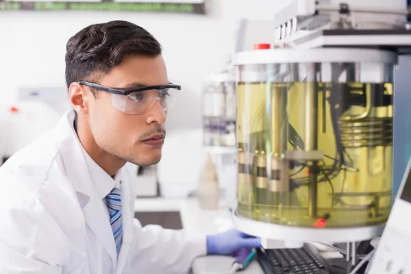 Cientista concentrado a trabalhar — Fotografia de Stock