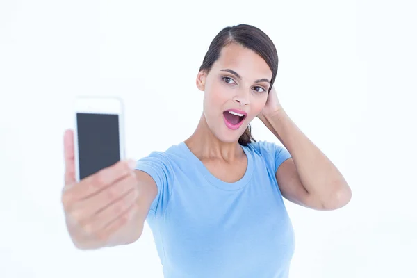 Felice bruna prendendo un selfie con la bocca aperta — Foto Stock