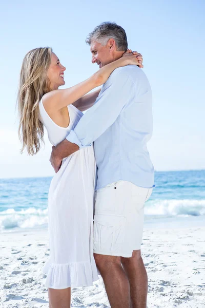 Couple debout au bord de la mer — Photo